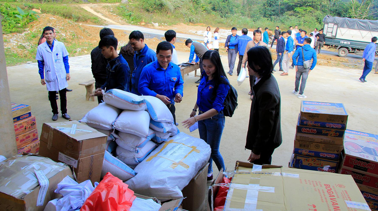 Thanh niên toàn tỉnh đã phối hợp với các đơn vị tặng hơn 57.200 suất quà tặng tới các hộ gia đình có hoàn cảnh khó khăn, khu vực bị cách ly do ảnh hưởng bởi dịch bệnh COVID-19... Thanh niên toàn tỉnh đã phối hợp với các đơn vị tặng hơn 57.200 suất quà tặng tới các hộ gia đình có hoàn cảnh khó khăn, khu vực bị cách ly do ảnh hưởng bởi dịch bệnh COVID-19...