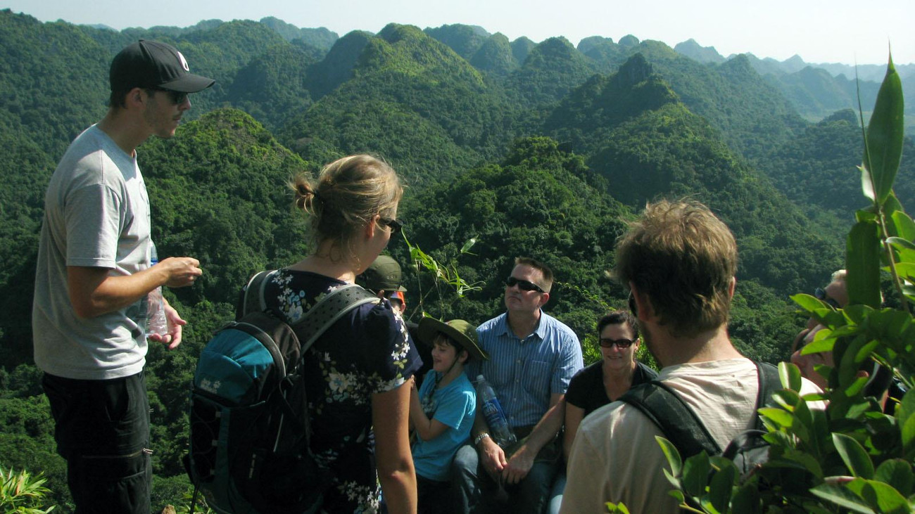 Trao đổi với PV Tiền Phong, ông Nguyễn Văn Thịu - Giám đốc VQG Cát Bà chia sẻ, du khách nước ngoài, đặc biệt đến từ châu Âu rất thích đi bộ, đạp xe vào rừng ở Cát Bà. Nhiều khách chia sẻ, bày tỏ thích thú với những trải nghiệm trên quần đảo hùng vĩ, hoang sơ. Trao đổi với PV Tiền Phong, ông Nguyễn Văn Thịu - Giám đốc VQG Cát Bà chia sẻ, du khách nước ngoài, đặc biệt đến từ châu Âu rất thích đi bộ, đạp xe vào rừng ở Cát Bà. Nhiều khách chia sẻ, bày tỏ thích thú với những trải nghiệm trên quần đảo hùng vĩ, hoang sơ.