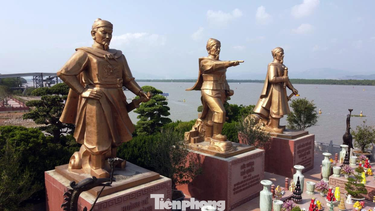 Quảng trường chiến thắng nằm ở ngã 3 sông Bạch Đằng và sông Thải, có khuôn viên rộng 2.000m2. Trên quảng trường dựng 3 pho tượng đồng nguyên khối về 3 anh hùng dân tộc: Đức vương Ngô Quyền, Vua Lê Đại Hành và Hưng Đạo Đại Vương Trần Quốc Tuấn. Mỗi pho tượng cao 8m, nặng 40 tấn, đều đứng trên bệ đá hướng ra sông, biển. Quảng trường chiến thắng nằm ở ngã 3 sông Bạch Đằng và sông Thải, có khuôn viên rộng 2.000m2. Trên quảng trường dựng 3 pho tượng đồng nguyên khối về 3 anh hùng dân tộc: Đức vương Ngô Quyền, Vua Lê Đại Hành và Hưng Đạo Đại Vương Trần Quốc Tuấn. Mỗi pho tượng cao 8m, nặng 40 tấn, đều đứng trên bệ đá hướng ra sông, biển.