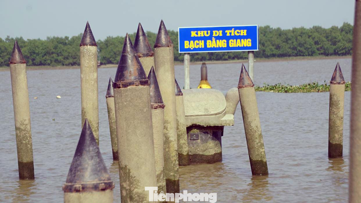 Để tri ân công đức to lớn của các anh hùng dân tộc, từ 2008-2018, Di tích Bạch Đằng Giang được xây dựng gồm các đền, chùa, linh từ, quảng trường... Khu di tích như một đài tưởng niệm, lưu niệm về 3 lần chiến thắng giặc ngoại xâm trên sông Bạch Đằng. Để tri ân công đức to lớn của các anh hùng dân tộc, từ 2008-2018, Di tích Bạch Đằng Giang được xây dựng gồm các đền, chùa, linh từ, quảng trường... Khu di tích như một đài tưởng niệm, lưu niệm về 3 lần chiến thắng giặc ngoại xâm trên sông Bạch Đằng.