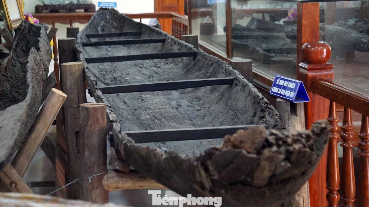 Khu vực trưng bày Khu di tích Bạch Đằng Giang với nhiều cọc, thuyền gỗ, đồ gốm... là những chứng tích lịch sử minh chứng các trận thủy chiến trên sông cũng được du khách rất quan tâm. Khu vực trưng bày Khu di tích Bạch Đằng Giang với nhiều cọc, thuyền gỗ, đồ gốm... là những chứng tích lịch sử minh chứng các trận thủy chiến trên sông cũng được du khách rất quan tâm.