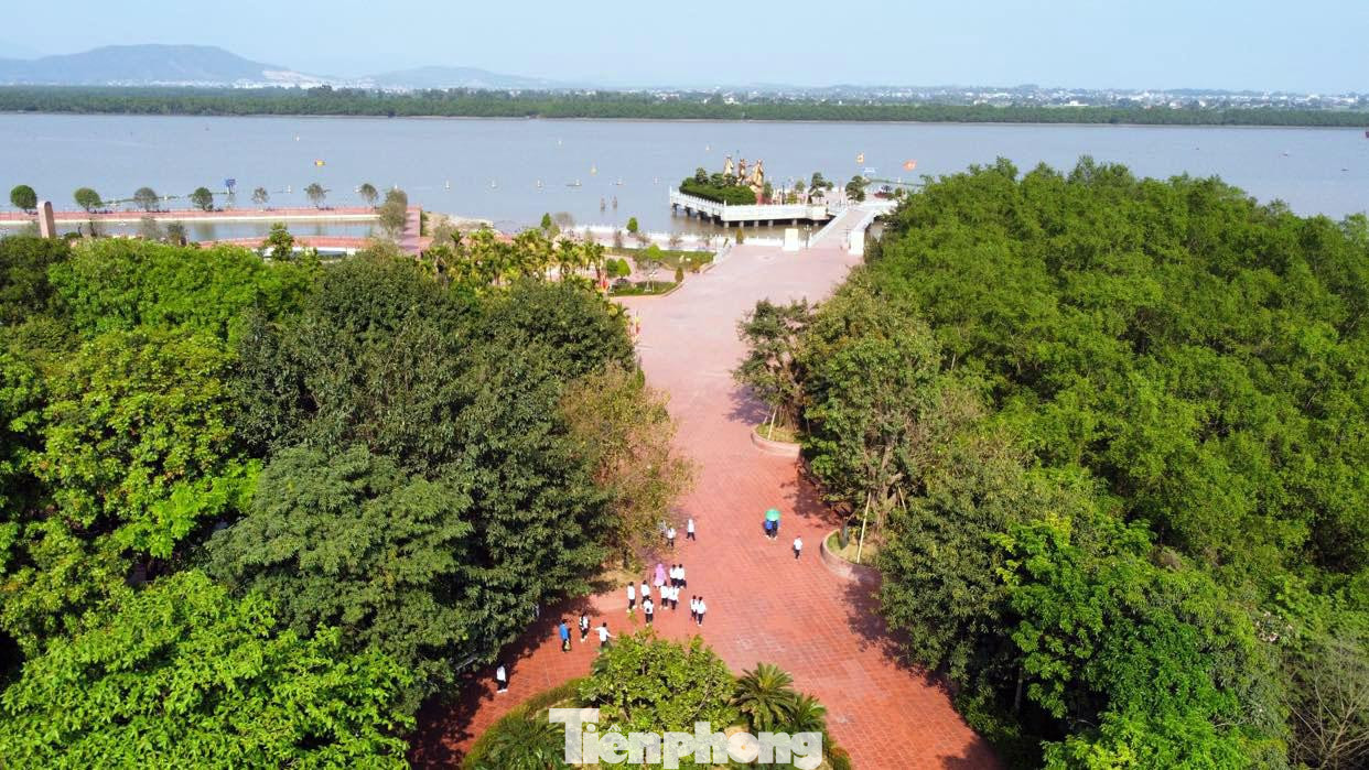 Khu di tích Bạch Đằng Giang thuộc địa phận thị trấn Minh Đức (huyện Thủy Nguyên, TP Hải Phòng). Thị trấn Minh Đức ngày nay vốn là làng Tràng Kênh xưa, thuộc huyện Thủy Đường (phủ Kinh Môn, trấn Hải Dương). Tràng Kênh nằm trong vùng tứ giác nước được tạo bởi các sông: Bạch Đằng, sông Liễu, sông Giá, sông Hà Thần, sông Hàm Long, sông Hang Lương, sông Móc... Khu di tích Bạch Đằng Giang thuộc địa phận thị trấn Minh Đức (huyện Thủy Nguyên, TP Hải Phòng). Thị trấn Minh Đức ngày nay vốn là làng Tràng Kênh xưa, thuộc huyện Thủy Đường (phủ Kinh Môn, trấn Hải Dương). Tràng Kênh nằm trong vùng tứ giác nước được tạo bởi các sông: Bạch Đằng, sông Liễu, sông Giá, sông Hà Thần, sông Hàm Long, sông Hang Lương, sông Móc...