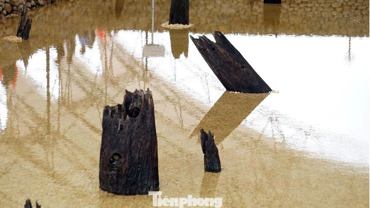 Các nhà khảo cổ khai quật, phát hiện 27 cọc gỗ tại Cao Quỳ, thuộc xã Liên Khê (huyện Thủy Nguyên, TP Hải Phòng), thuộc trận thủy chiến chống quân Mông - Nguyên lần 3, năm 1288.