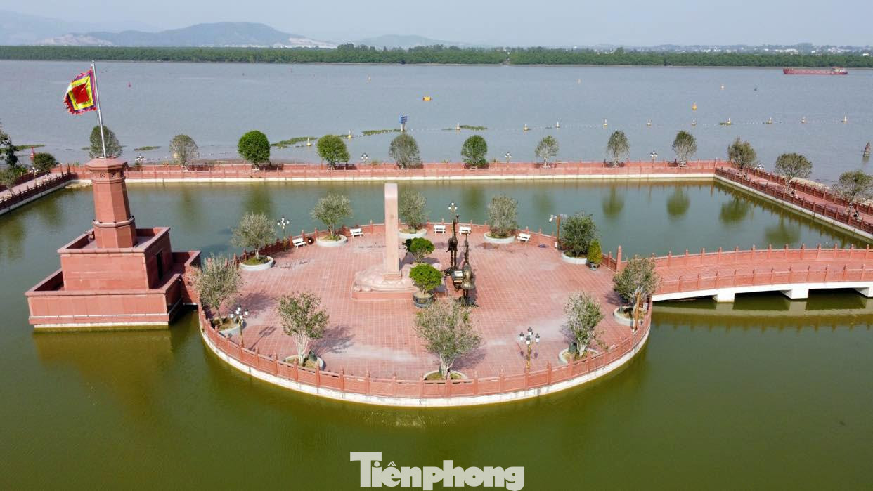 Phía sau quảng trường chiến thắng có Văn bia Hịch tướng sĩ của Hưng Đạo Đại Vương Trần Quốc Tuấn. Phía sau quảng trường chiến thắng có Văn bia Hịch tướng sĩ của Hưng Đạo Đại Vương Trần Quốc Tuấn.