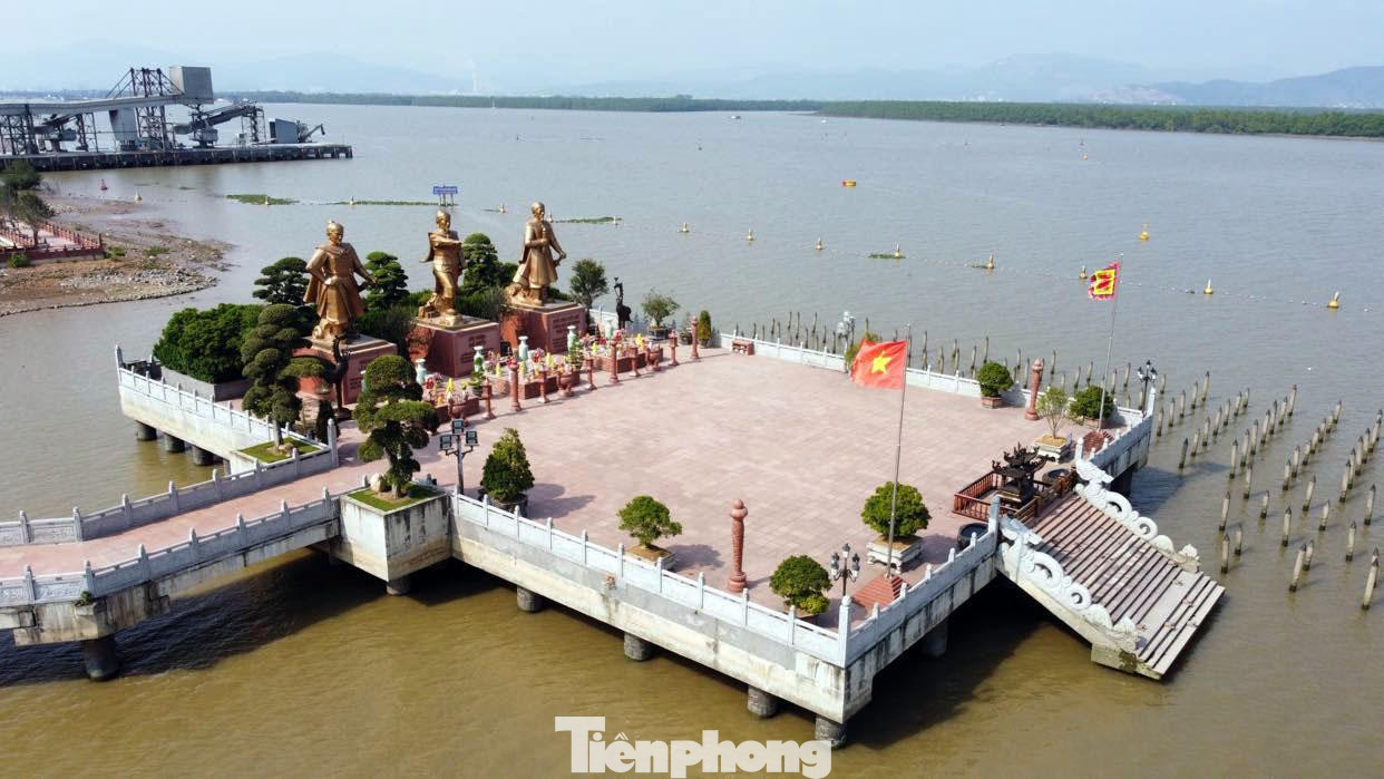 Với vị trí địa lý đặc biệt thuận lợi về đường biển, đường sông, địa hình đồi núi hiểm trở nên thị trấn Minh Đức có vị trí quân sự đặc biệt quan trọng. Nơi đây còn lưu giữ nhiều dấu tích lịch sử gắn liền với các chiến thắng vĩ đại trên sông Bạch Đằng từ hàng nghìn năm trước. Với vị trí địa lý đặc biệt thuận lợi về đường biển, đường sông, địa hình đồi núi hiểm trở nên thị trấn Minh Đức có vị trí quân sự đặc biệt quan trọng. Nơi đây còn lưu giữ nhiều dấu tích lịch sử gắn liền với các chiến thắng vĩ đại trên sông Bạch Đằng từ hàng nghìn năm trước.