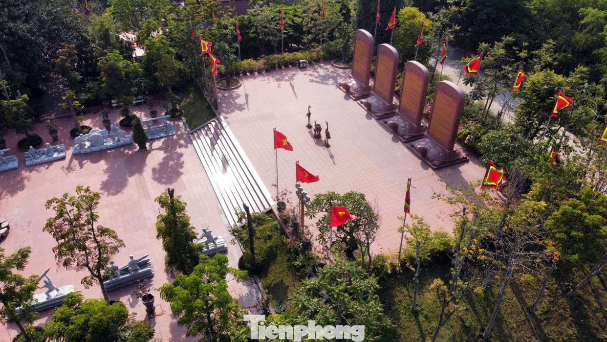 Trong khuôn viên di tích còn có khu vực mô phỏng hình ảnh dân quân chặt gỗ, đóng cọc làm nên những trận địa trên sông. Trong khuôn viên di tích còn có khu vực mô phỏng hình ảnh dân quân chặt gỗ, đóng cọc làm nên những trận địa trên sông.