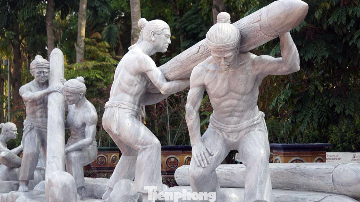 Ngoài quảng trường chiến thắng, khu vực mô phỏng dân quân chặt gỗ, dựng cọc trên sông được du khách, học sinh tỏ ra rất thích thú. Ngoài quảng trường chiến thắng, khu vực mô phỏng dân quân chặt gỗ, dựng cọc trên sông được du khách, học sinh tỏ ra rất thích thú.