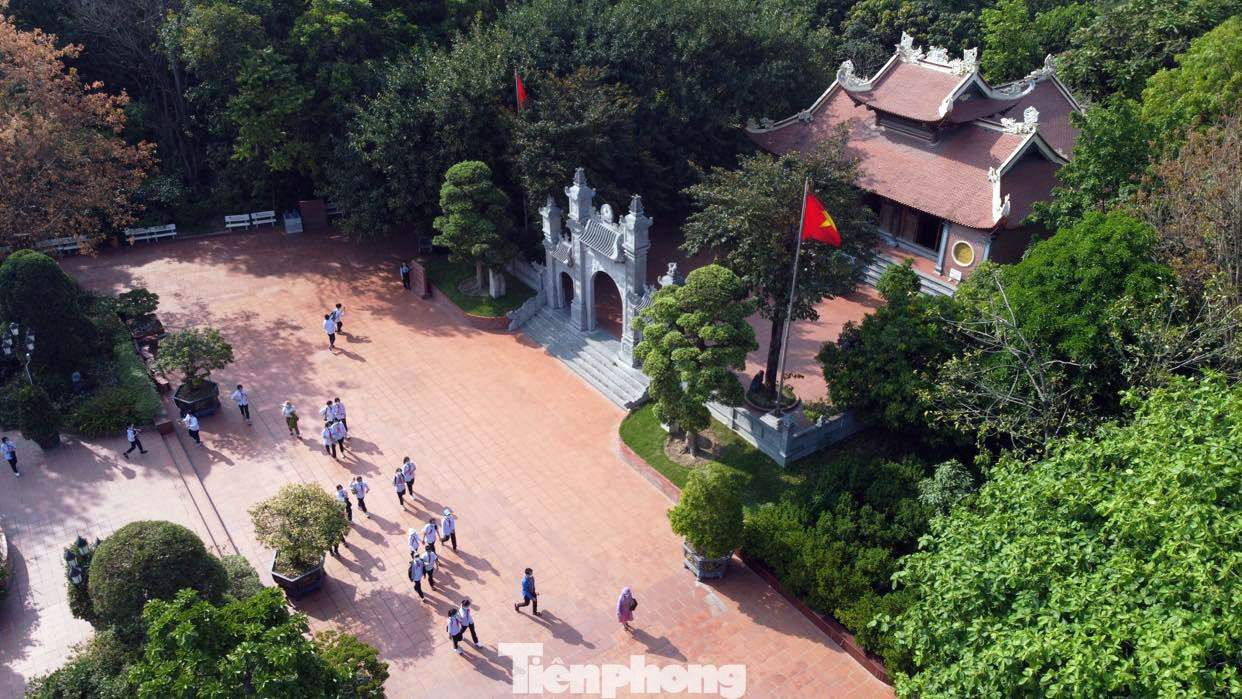 Trao đổi với Tiền Phong, ông Nguyễn Văn Phương - Giám đốc Bảo tàng Hải Phòng cho biết, từ khi hoàn thành, Khu di tích Bạch Đằng Giang đã thu hút rất nhiều du khách đến tham quan chứng tích lịch sử, tưởng niệm các anh hùng dân tộc. Trao đổi với Tiền Phong, ông Nguyễn Văn Phương - Giám đốc Bảo tàng Hải Phòng cho biết, từ khi hoàn thành, Khu di tích Bạch Đằng Giang đã thu hút rất nhiều du khách đến tham quan chứng tích lịch sử, tưởng niệm các anh hùng dân tộc.