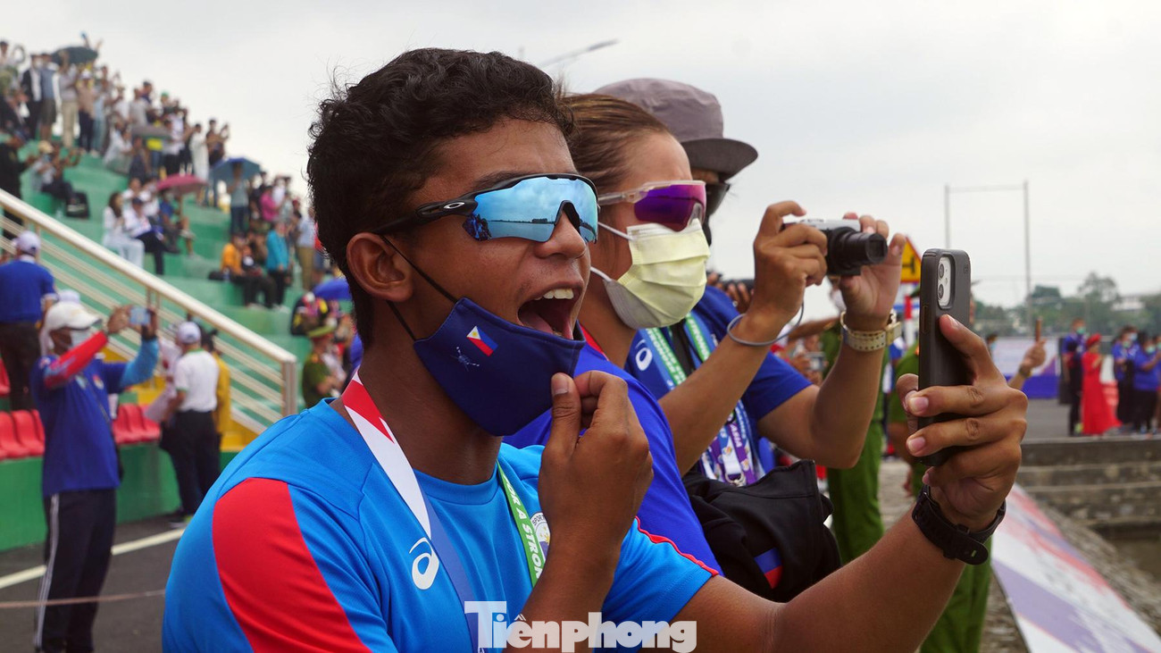 Một nam VĐV tuyển Indonesia vừa livetream vừa hò reo cổ vũ đồng đội. Tuyển Rowing nam Indonesia rất mạnh, giành hầu hết các huy chương vàng ở các nội dung nam.