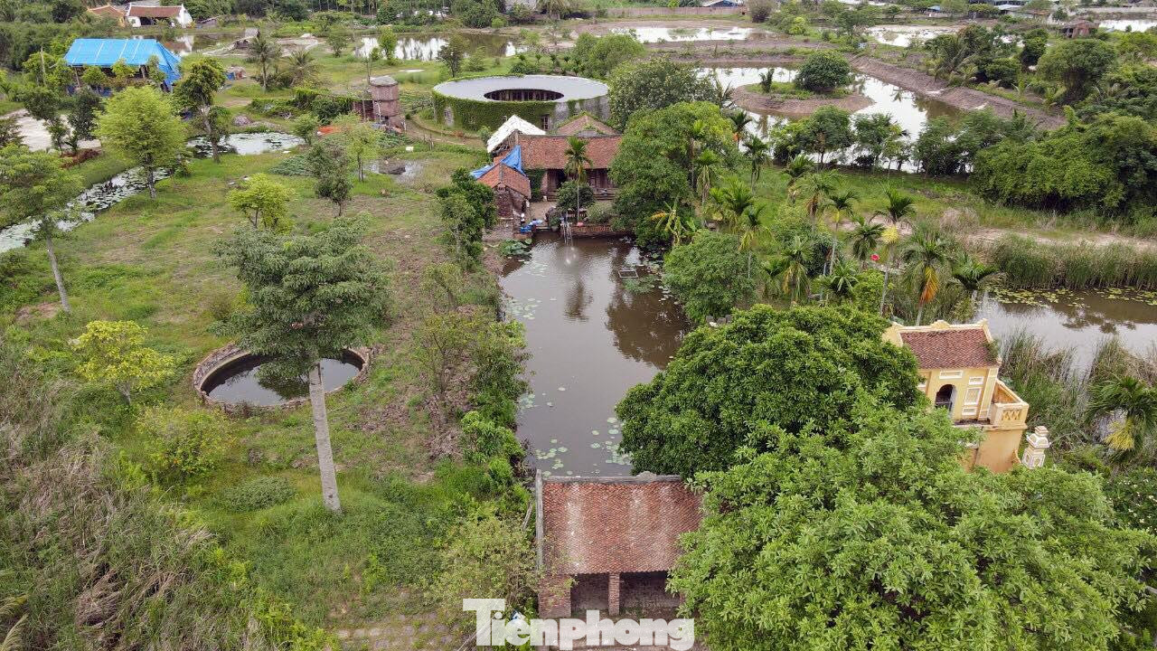 Tại hệ thống nhà hàng Sông Trăng Quán (xã Thanh Sơn), chủ đầu tư cũng bắt đầu cho tháo dỡ một số hạng mục xây dựng trái phép trên khu đất nông nghiệp rộng 37.000m2.