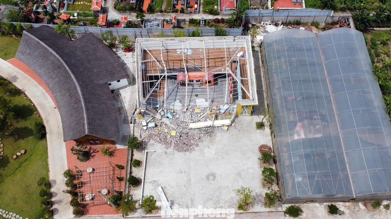 Nhà sơ chế (300m2) nằm khuất trong Khu du lịch BigSun chỉ được tháo dỡ mái. Còn khung sắt, tường... vẫn chưa được thực hiện. Trong khi đó, hàng loạt công trình như: bể bơi, nhà hàng khung sắt, nhà nghỉ dưỡng, khu chơi trò chơi mạo hiểm... khác nằm trong khu du lịch chưa được huyện Kiến Thụy yêu cầu thực hiện.