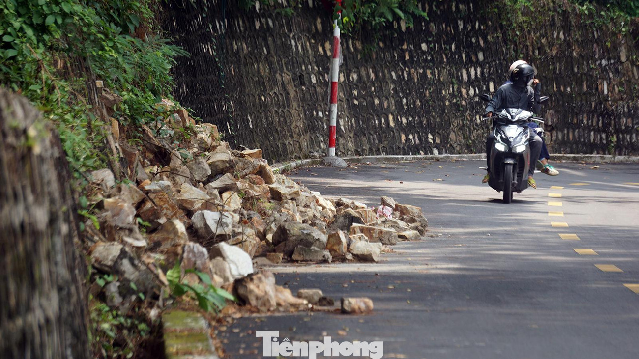 Dọc cung đường Hiếu Tử - Vạn Hoa còn nhiều vị trí cũng xuất hiện tình trạng sụt lún vỉa hè, sạt lở bờ kè đá, tiềm ẩn nguy hiểm cho người dân và du khách.