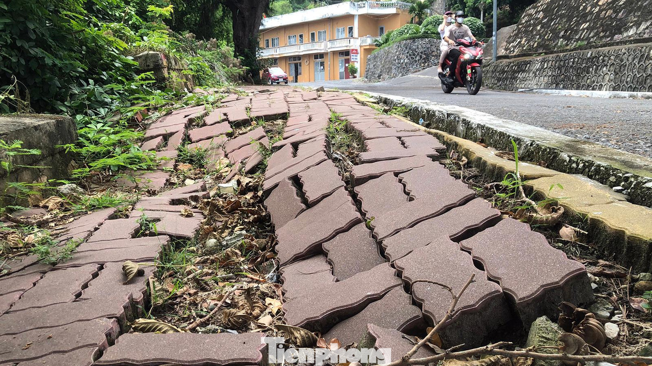 Cũng theo ghi nhận, ngày 3/9, nhiều du khách lái xe tới cung đường Hiếu Tử - Vạn Hoa ngắm biển, vãn cảnh. Họ phải quay đầu xe do khu vực sạt lở bị cấm đường.