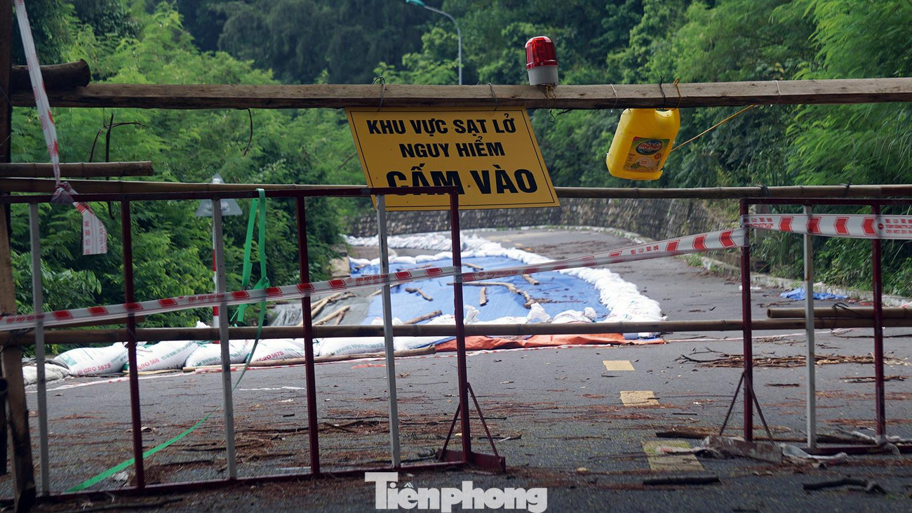 Ngay sau khi phát hiện tình trạng sụt lún nghiêm trọng, quận Đồ Sơn đã yêu cầu các đơn vị phong tỏa cung đường Hiếu Tử, đắp bao cát quanh khoanh vùng sạt lở để đảm bảo an toàn cho người dân và du khách.