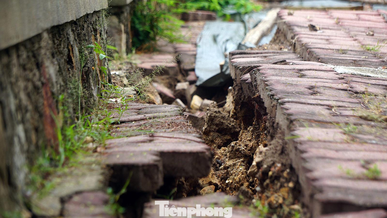 Đồng thời, thực hiện các biện pháp xử lý khẩn cấp bảo đảm an toàn và xây dựng phương án xử lý khắc phục sạt lở bảo đảm ổn định lâu dài.