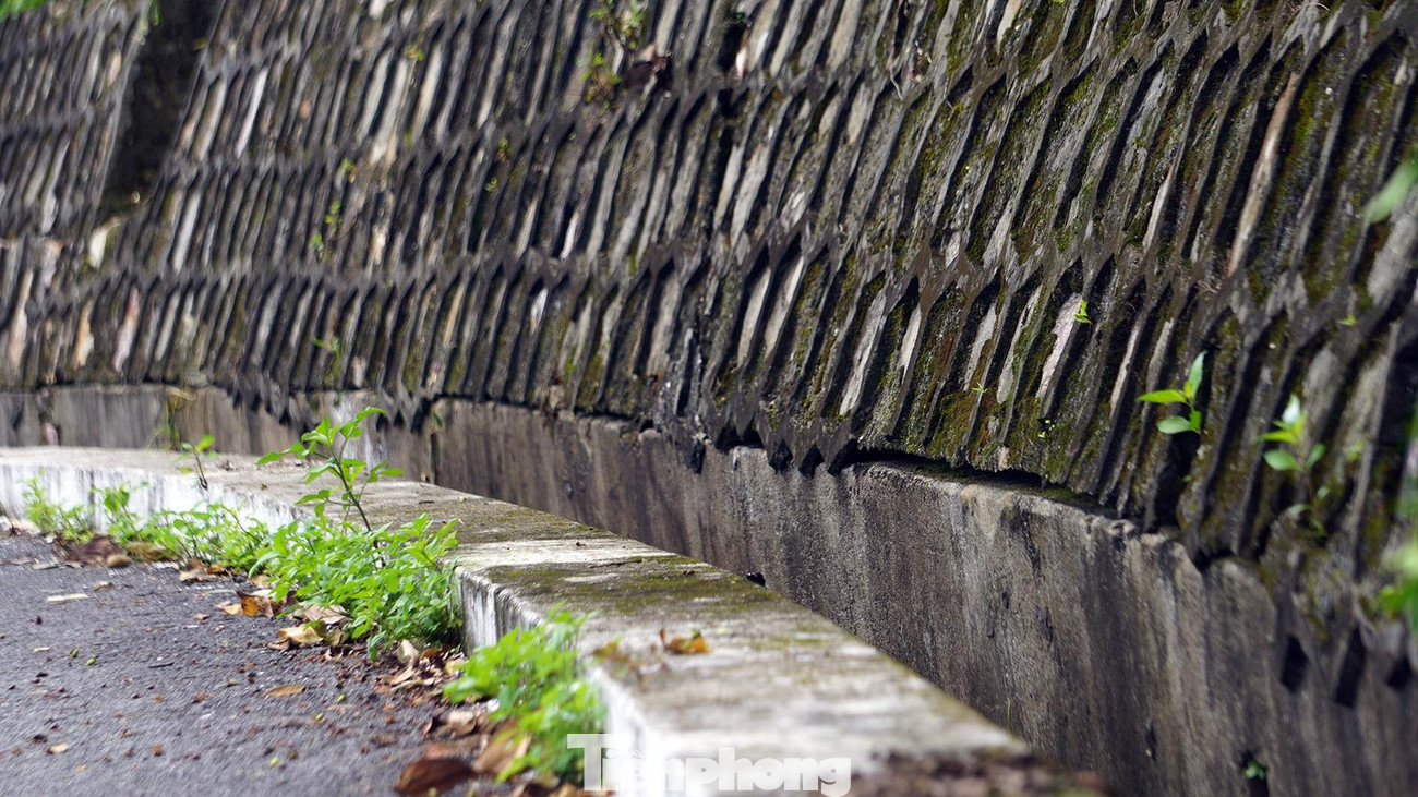 Bờ kè đá gần vị trí sạt lở trên đường Hiếu Tử cũng xuất hiện nhiều vết nứt lớn chạy dọc vách núi.