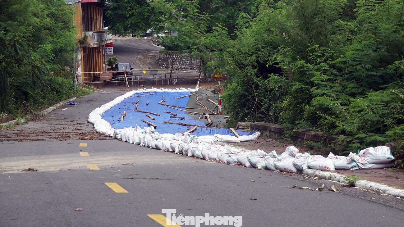 UBND thành phố Hải Phòng vừa công bố tình huống khẩn cấp sự cố sạt lở đất núi tại phường Vạn Hương và Ngọc Xuyên (quận Đồ Sơn) do ảnh hưởng bão số 3.