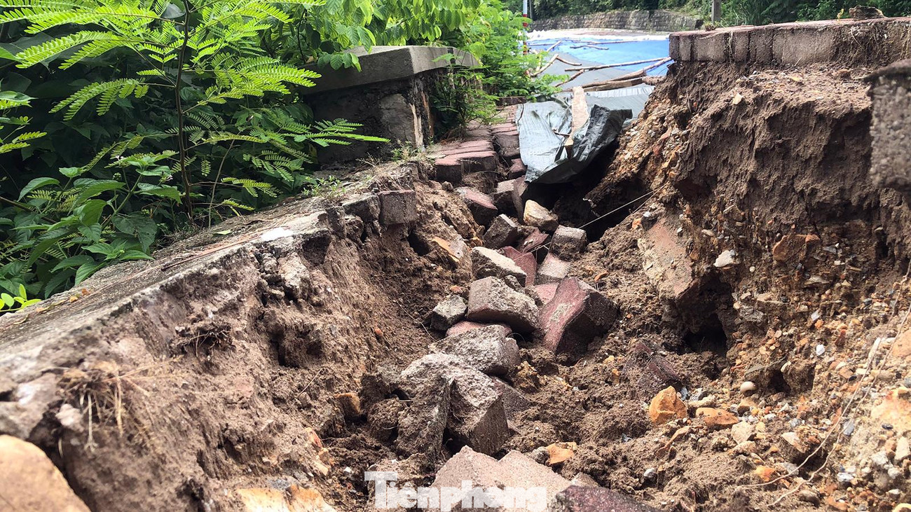 Ngay sau đó, UBND TP Hải Phòng yêu cầu UBND quận Đồ Sơn chủ trì, phối hợp với các cơ quan liên quan theo dõi diễn biến sự cố; tổ chức di dời các hộ dân ra khỏi khu vực sạt lở và nguy cơ sạt lở để bảo đảm an toàn tính mạng, sức khỏe, nhà ở và tài sản của nhân dân.