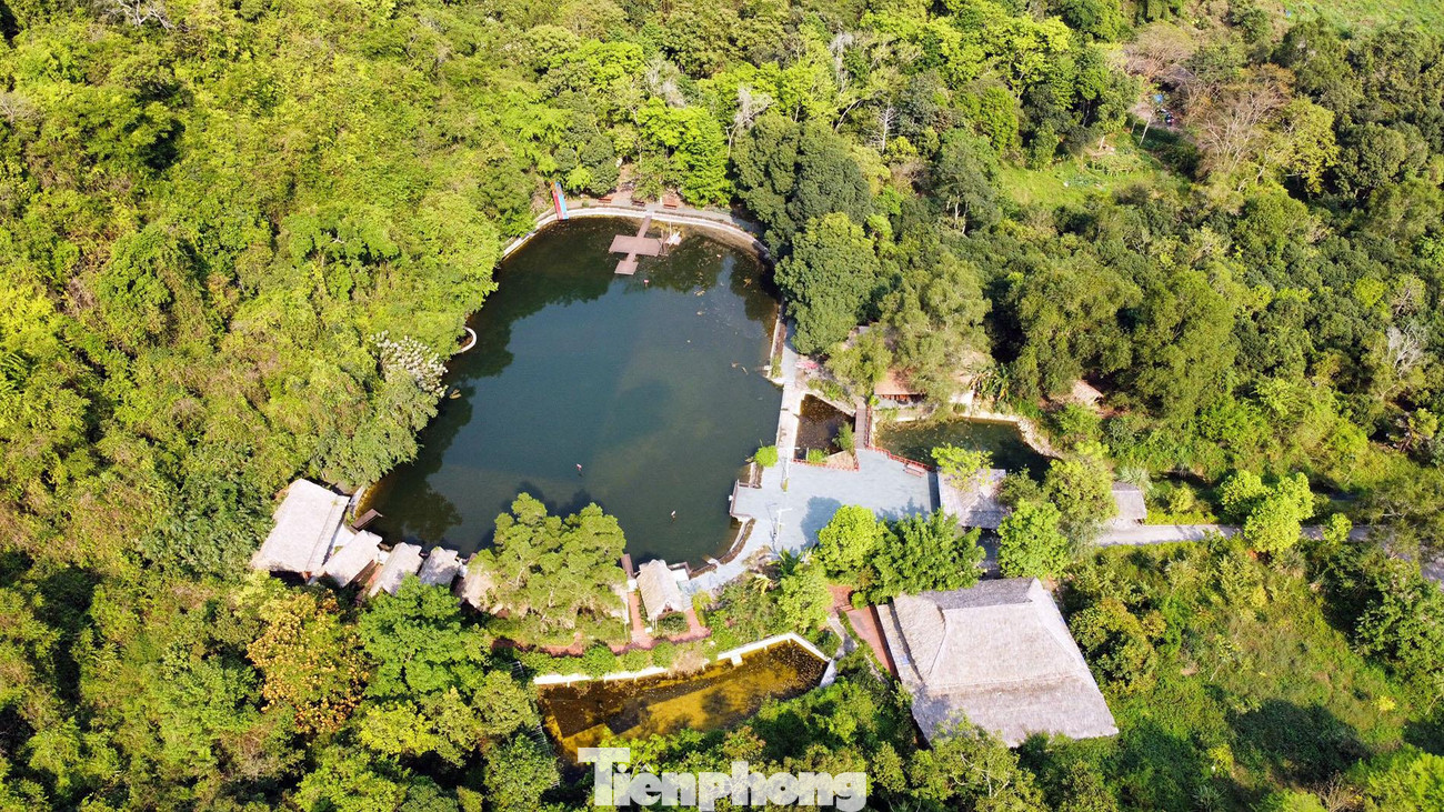 Một hồ nước giữa rừng xanh bạt ngàn dưới chân núi Ngự Lâm. Một hồ nước giữa rừng xanh bạt ngàn dưới chân núi Ngự Lâm.