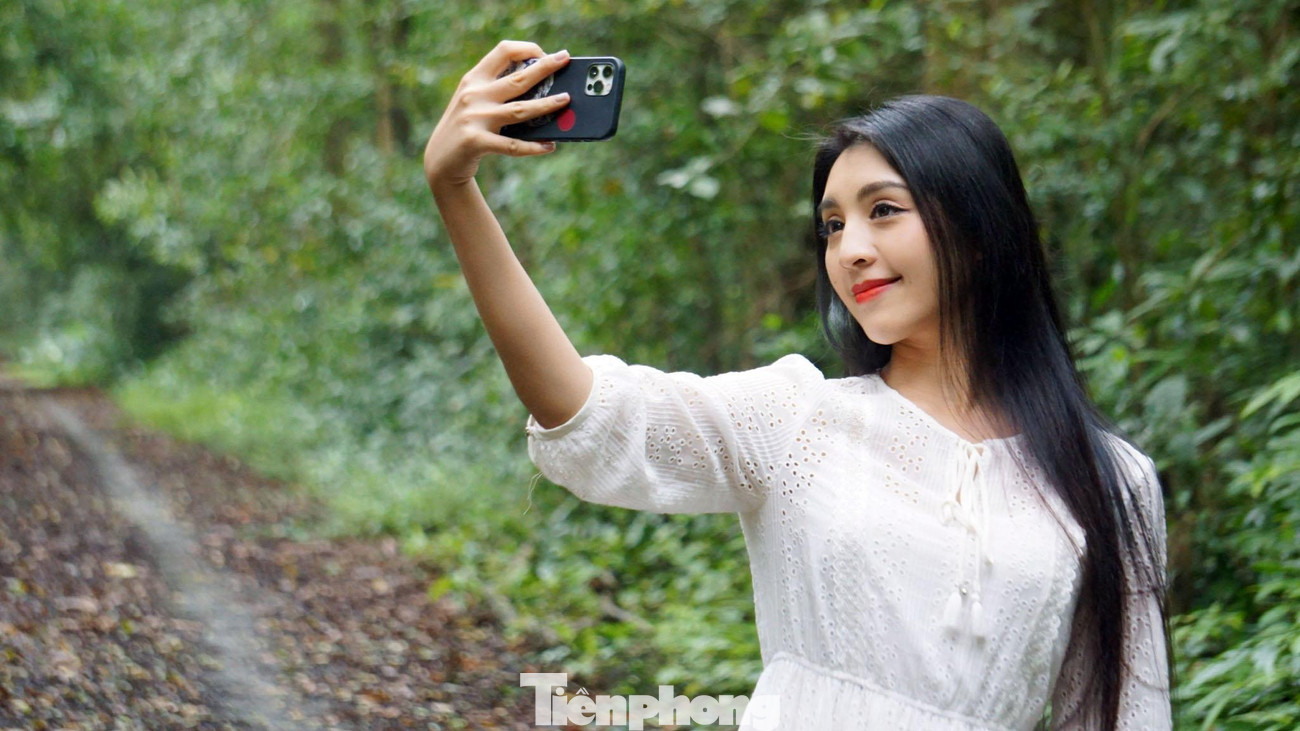 Người đẹp Áo dài, Top 10 HHVN 2018 Lê Thanh Tú chia sẻ: "Vào rừng nguyên sinh, tôi cảm nhận được hòa mình vào thiên nhiên, thật sự rất trong lành, yên tĩnh và được khám phá nhiều điều mới lạ. Ngoài ra, tôi cũng được trải nghiệm cung đường hoa xuyên đảo, được đắm mình dưới những bãi tắm đẹp trên vịnh". Người đẹp Áo dài, Top 10 HHVN 2018 Lê Thanh Tú chia sẻ: "Vào rừng nguyên sinh, tôi cảm nhận được hòa mình vào thiên nhiên, thật sự rất trong lành, yên tĩnh và được khám phá nhiều điều mới lạ. Ngoài ra, tôi cũng được trải nghiệm cung đường hoa xuyên đảo, được đắm mình dưới những bãi tắm đẹp trên vịnh".