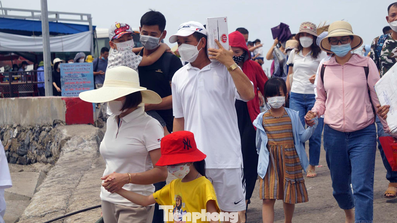 Anh Hải (người Hà Nội) cho biết, gia đình anh cùng nhóm bạn di chuyển từ sáng sớm ra Cát Bà. Tuy nhiên, đến trưa cả đoàn mới có thể lên phà Gót. Theo anh Hải, việc dừng đỗ xe, chờ mua vé, 'xếp lốt' lên phà mất khoảng 2-3 giờ khiến mọi người khá mệt mỏi.