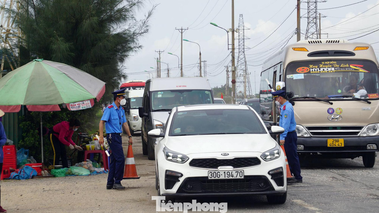 Hàng trăm tài xế lái xe cá nhân đi sớm hơn giờ cấm (9h) để được qua phà. Tuy nhiên, do quá tải nên nhiều tài xế xếp hàng từ sáng đến trưa vẫn chưa thể qua phà để sang đảo Cát Bà.
