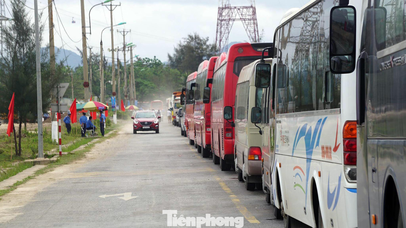 So với các kỳ nghỉ lễ trước, số ô tô cá nhân qua phà đã giảm, phần lớn ô tô chở khách từ 9 đến 45 chỗ xếp hàng chờ đến lượt.
