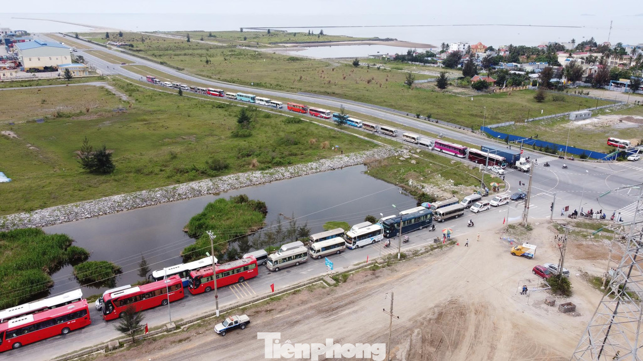 Theo ghi nhận của phóng viên, từ 5h sáng 30/4 hàng nghìn du khách dồn về bến phà Gót. Dù thành phố đã tạm dừng chở ôtô con, ôtô tải qua phà (từ 9h-13h) nhưng bến phà Gót vẫn quá tải. Ôtô khách, xe cá nhân xếp hàng dài từ phà Gót ra tuyến đường Tân Vũ - Lạch Huyện chờ.