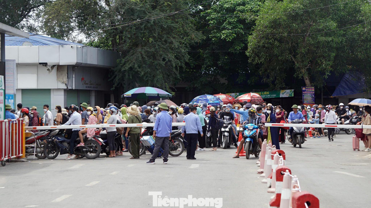 Hàng nghìn du khách điều khiển xe máy hoặc đi bộ xếp hàng mua vé phà. Dù có lực lượng phân luồng, bảo vệ hướng dẫn nhưng vẫn xảy ra tình trạng lộn xộn, quá tải.