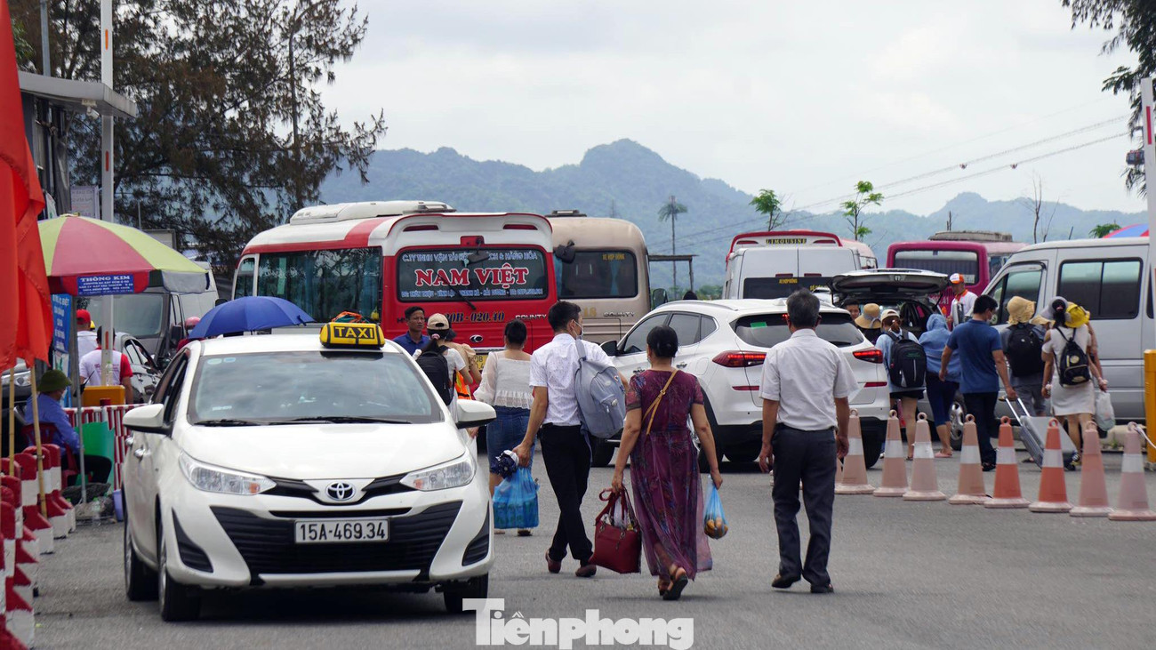 Tuy nhiên, số xe buýt miễn phí không đủ đáp ứng vì quá đông du khách. Nhiều hãng xe khách chở dịch vụ với giá 30-40.000/lượt/người; giá taxi khoảng 300.000đồng/lượt.