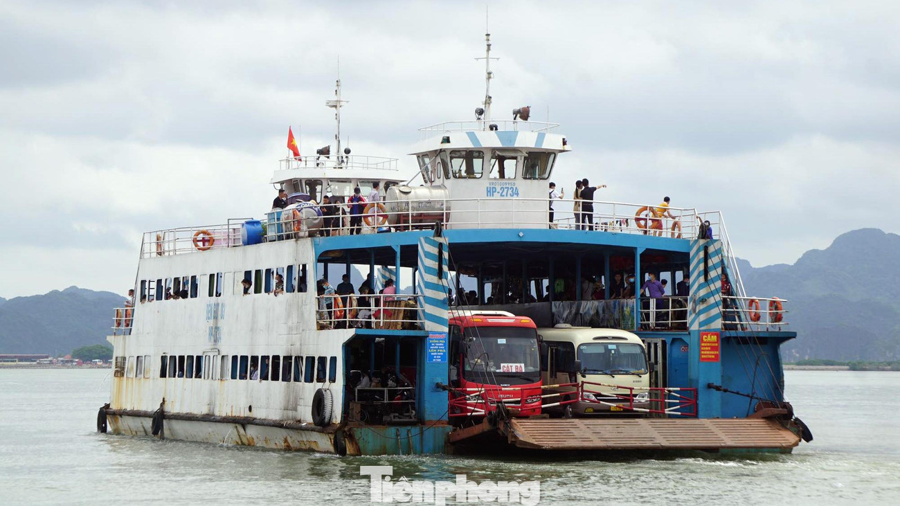 Một nhân viên bến phà Gót cho biết, nhiều người lái xe xếp hàng từ sáng trước thời điểm cấm nên không thể quay đầu về bãi đỗ. Do đó, họ phải chờ 2-3 giờ mới có thể qua phà.