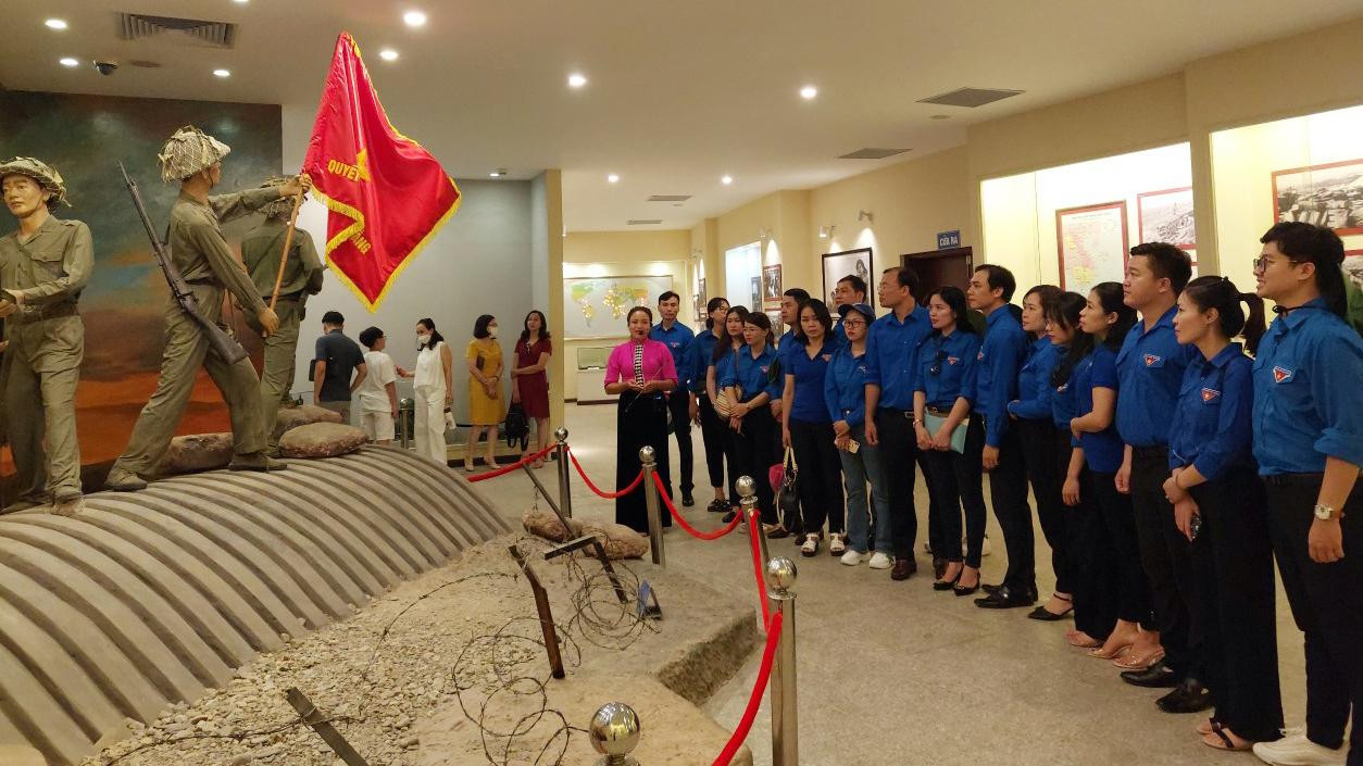 Công tác giáo dục truyền thống cách mạng, tinh thần tự hào dân tộc được triển khai thường xuyên thông qua các hoạt động: Đền ơn đáp nghĩa, uống nước nhớ nguồn, Hành trình đến với địa chỉ đỏ... Toàn tỉnh đã tổ chức hơn 4.100 hoạt động, thu hút hơn 124.000 lượt đoàn viên thanh niên. Công tác giáo dục truyền thống cách mạng, tinh thần tự hào dân tộc được triển khai thường xuyên thông qua các hoạt động: Đền ơn đáp nghĩa, uống nước nhớ nguồn, Hành trình đến với địa chỉ đỏ... Toàn tỉnh đã tổ chức hơn 4.100 hoạt động, thu hút hơn 124.000 lượt đoàn viên thanh niên.