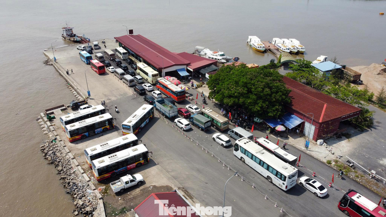 Bến phà Gót - Cái Viềng có 9 phà hoạt động hết công suất nhưng không thể đáp ứng chuyên chở khách và phương tiện dẫn đến tình trạng quá tải.