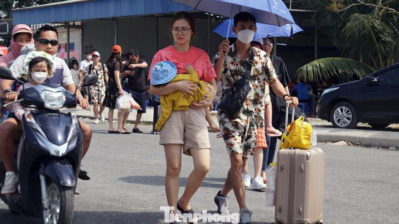 Nhiều gia đình có trẻ nhỏ chật vật di chuyển tới phà Cái Viềng.