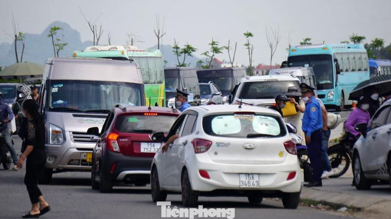 Số lượng phương tiện và du khách rất lớn chờ qua phà. Trong khi đó, một số tài xế di chuyển không đúng làn đường, dừng đón trả khách không đúng nơi quy định dẫn đến tình trạng lộn xộn trước quầy bán vé.