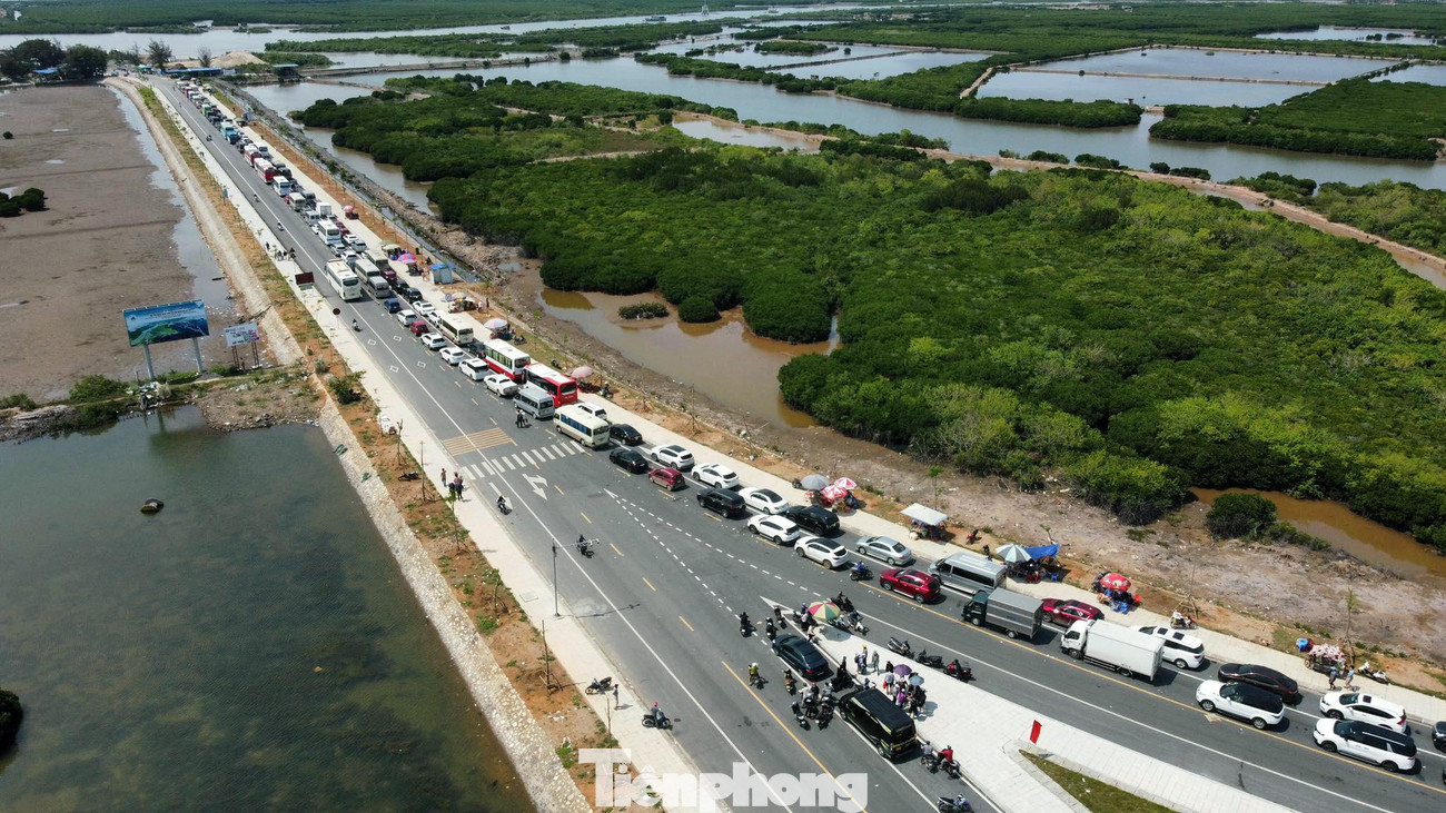 Chiều 2/5, tuyến đường xuyên đảo Cát Bà tái diễn cảnh ùn tắc, giao thông tê liệt kéo dài hướng từ trung tâm thị trấn Cát Bà ra phà Cái Viềng (huyện Cát Hải, TP Hải Phòng).