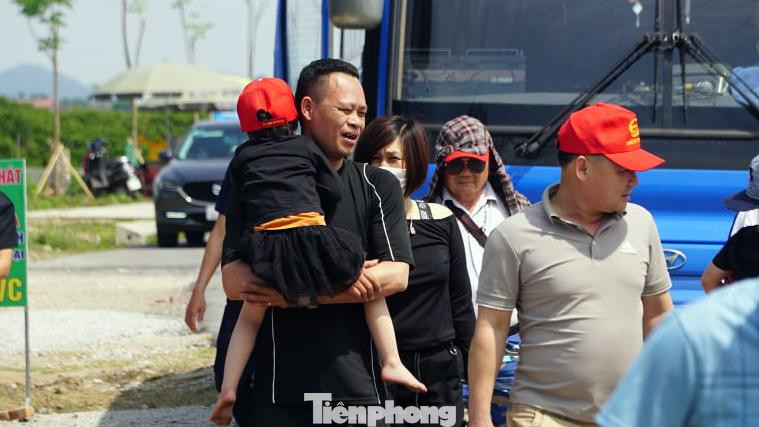 Anh Tuấn (người Hà Nội) cho biết, dự báo ùn tắc từ trước nên gia đình anh và nhóm bạn chủ động trả phòng sớm và di chuyển từ 10h ra phà. Tuy nhiên, phải đến 14h30 anh và người thân mới có thể lên phà trở về đất liền.