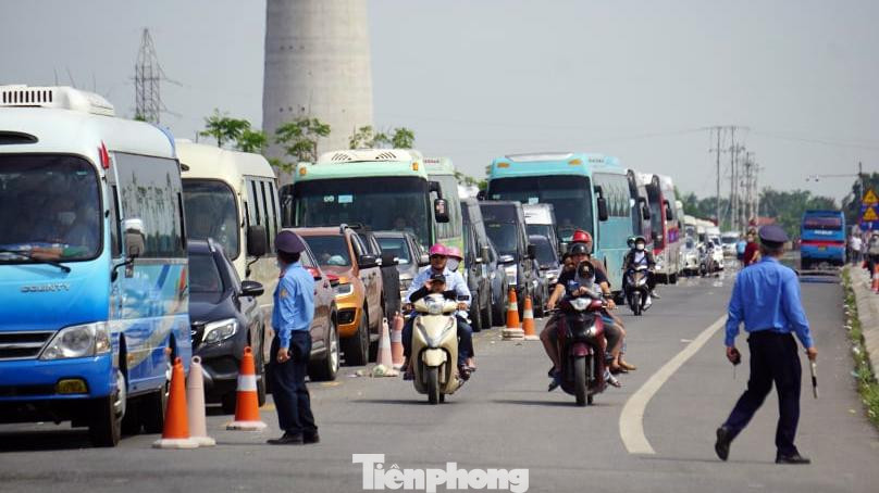 Lực lượng thanh tra, cảnh sát hỗ trợ phân luồng phương tiện.