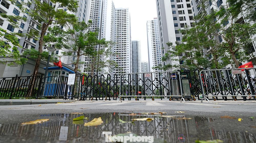 Khu đô thị Goldmark City ở địa chỉ136 Hồ Tùng Mậu, (phường Phú Diễn, quận Bắc Từ Liêm, Hà Nội) rộng 12 ha, gồm 9 tòa nhà chung cư cao 40 tầng với gần 5.000 căn hộ.