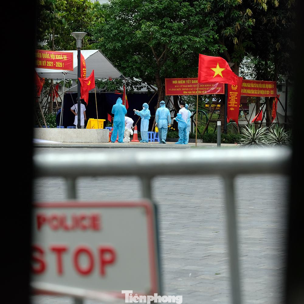 Lực lượng y tế quận Bắc Từ Liêm đang khẩn trương lấy mẫu xét nghiệm và sàng lọc các ca F1, F2.