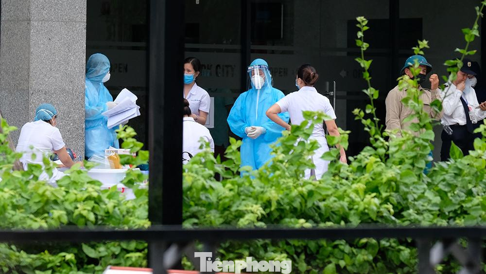 Trước mắt chính quyền "phong tỏa mềm" 4 tòa chung cư ở Goldmark City, tạm thời đóng toàn bộ các cửa ra vào (4 cửa ôtô, 4 cửa ra vào xe máy, 6 hầm đường bộ). Công tác phun khử khuẩn và lấy mẫu xét nghiệm cũng được thực hiện ngay sau đó.