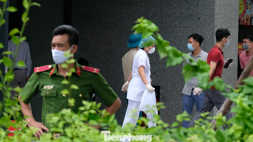 Lực lượng chức năng dựng 2 nhà bạt trực chỉ huy, phân luồng giao thông kiểm soát người ra vào; nhân viên y tế phun khử khuẩn sân chung cư R4A, tầng 23, các tầng chung cư liên quan F1.