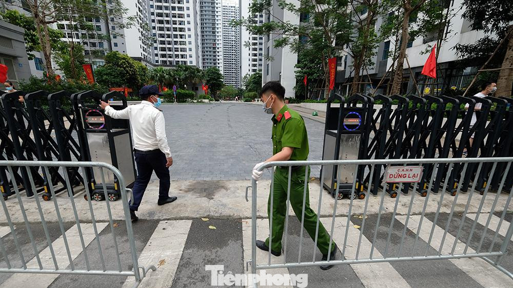 Ngay từ đầu giờ sáng (24/5), mọi ngả đường vào của cụm 4 toà nhà chung cư của khu đô thị Goldmark City bị phong toả tạm thời.