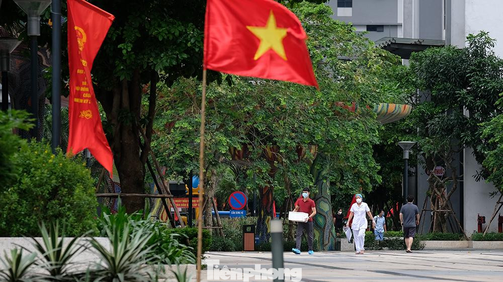 Khoảng 11 giờ 30 phút sáng, một thùng mẫu xét nghiệm đã được các nhân viên y tế của quận Bắc Từ Liêm đưa đi ra khỏi khu vực phong toả.