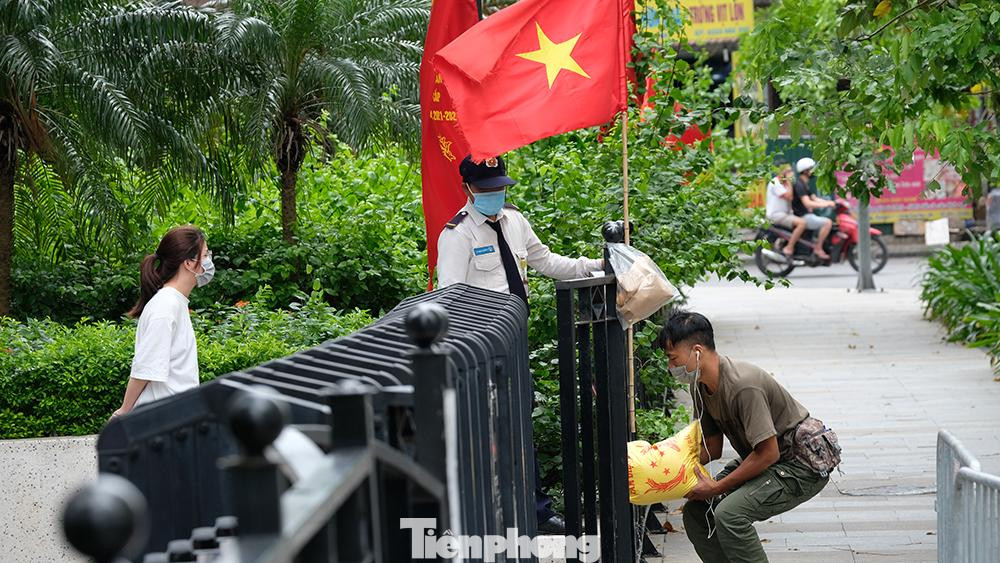 Đại diện UBND quận Bắc Từ Liêm thông tin, ca nghi mắc COVID-19 là phụ nữ, 43 tuổi, chi hội trưởng phụ nữ khu dân cư, tham gia hỗ trợ tổ bầu cử TDP 20 tòa R3, khu đô thị Goldmark City từ 6h30 đến 9h30 sáng 23/5.