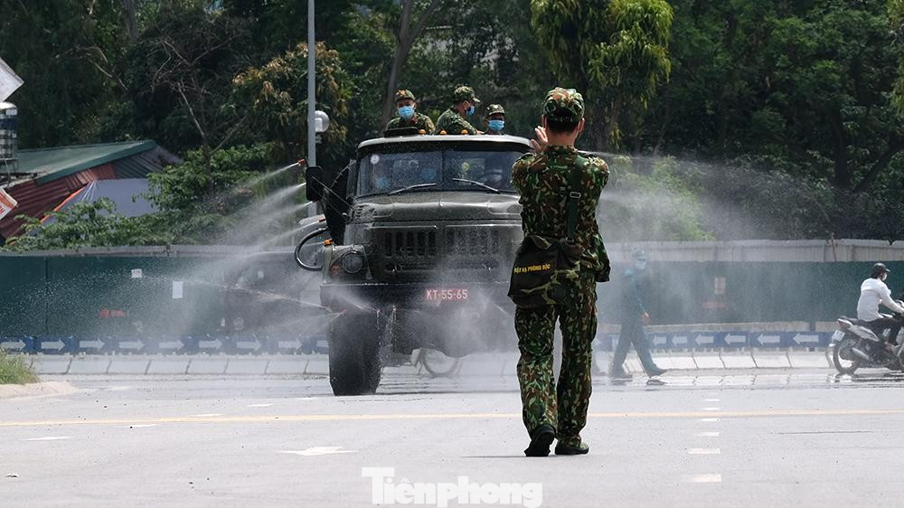 Toàn bộ khu vực xung quanh Bệnh viện K cơ sở Tân Triều cũng được phun khử khuẩn phòng dịch COVID-19.