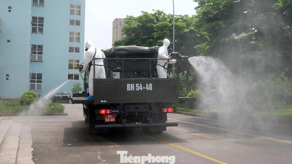 25 cán bộ, chiến sĩ, 4 phương tiện thuộc Đại đội Phòng cháy chữa cháy và Phòng hóa, Bộ Tham mưu (Bộ Tư lệnh Thủ đô Hà Nội); 20 cán bộ, chiến sĩ và 2 phương tiện của Tiểu đoàn 905 thuộc Bộ Tư lệnh Hóa học thực hiện nhiệm vụ trong khoảng thời gian 30 phút.