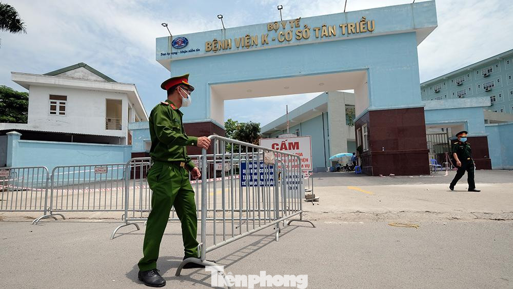 Sau buổi sáng thực hiện phong toả, đầu giờ chiều nay, lực lượng phòng hóa của Bộ Tư lệnh Thủ đô Hà Nội và Binh chủng Hóa học phối hợp thực hiện phun khử khuẩn tại Bệnh viện K cơ sở Tân Triều để phòng chống dịch COVID-19.