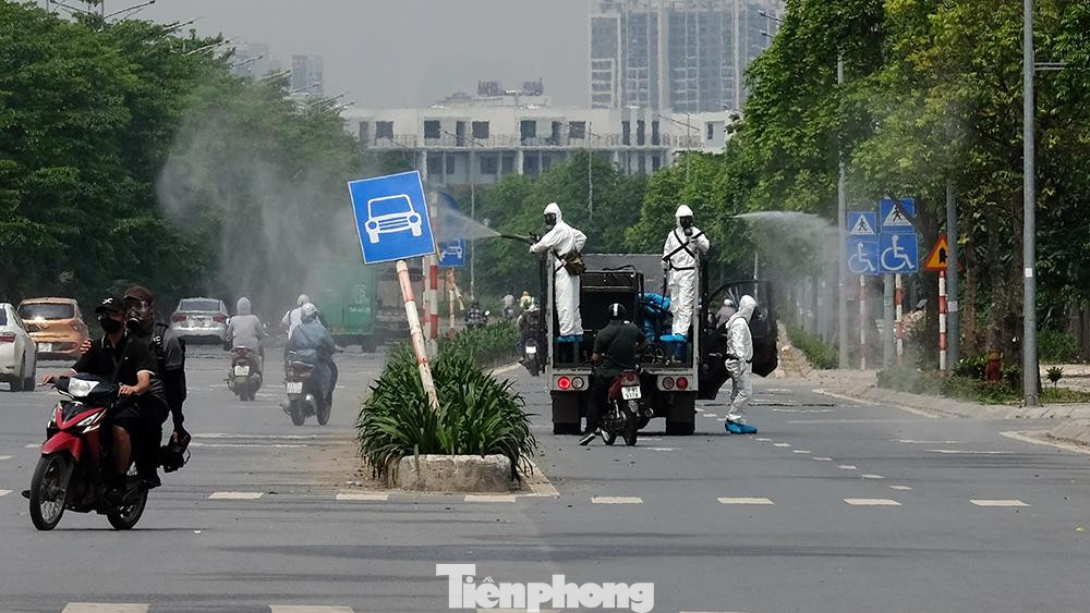 Đến 13h30, cán bộ, chiến sĩ đã hoàn thành việc phun khử khuẩn hơn 60.000m2 tại các khu vực khuôn viên, tường rào, đường nội bộ… của bệnh viện. Quá trình thực hiện nhiệm vụ, các đơn vị đã thực hiện tốt biện pháp bảo hộ cho cá nhân, phương tiện, trang bị khí tài...