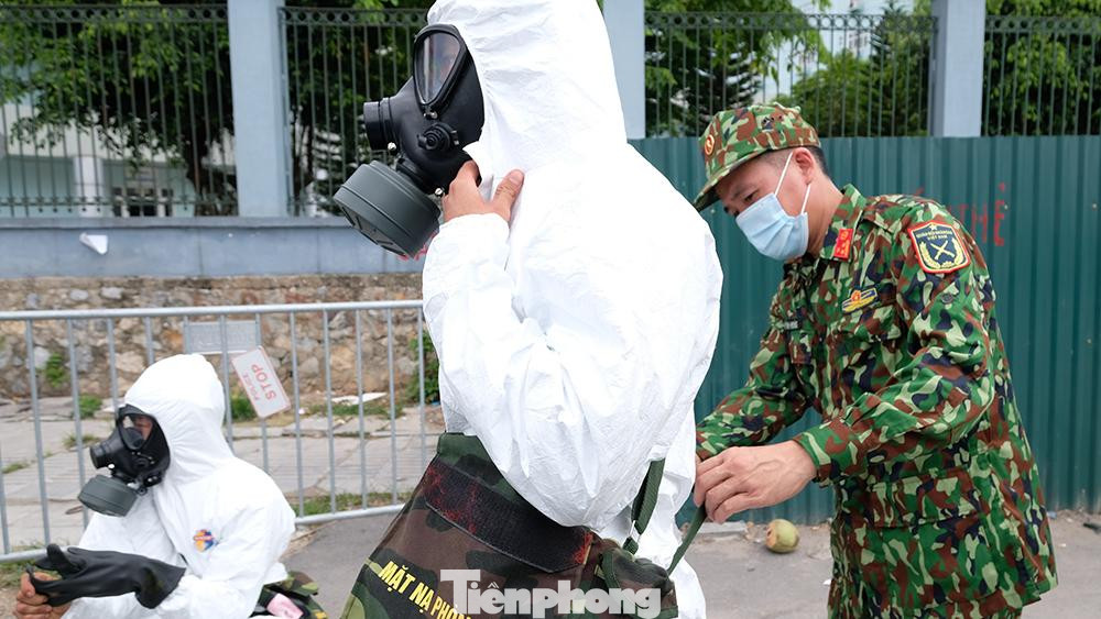 Lực lượng làm nhiệm vụ gồm 25 cán bộ, chiến sĩ, 4 phương tiện thuộc Đại đội Phòng cháy chữa cháy và Phòng hóa, Bộ Tham mưu (Bộ Tư lệnh Thủ đô Hà Nội); 20 cán bộ, chiến sĩ và 2 phương tiện của Tiểu đoàn 905 thuộc Bộ Tư lệnh Hóa học.